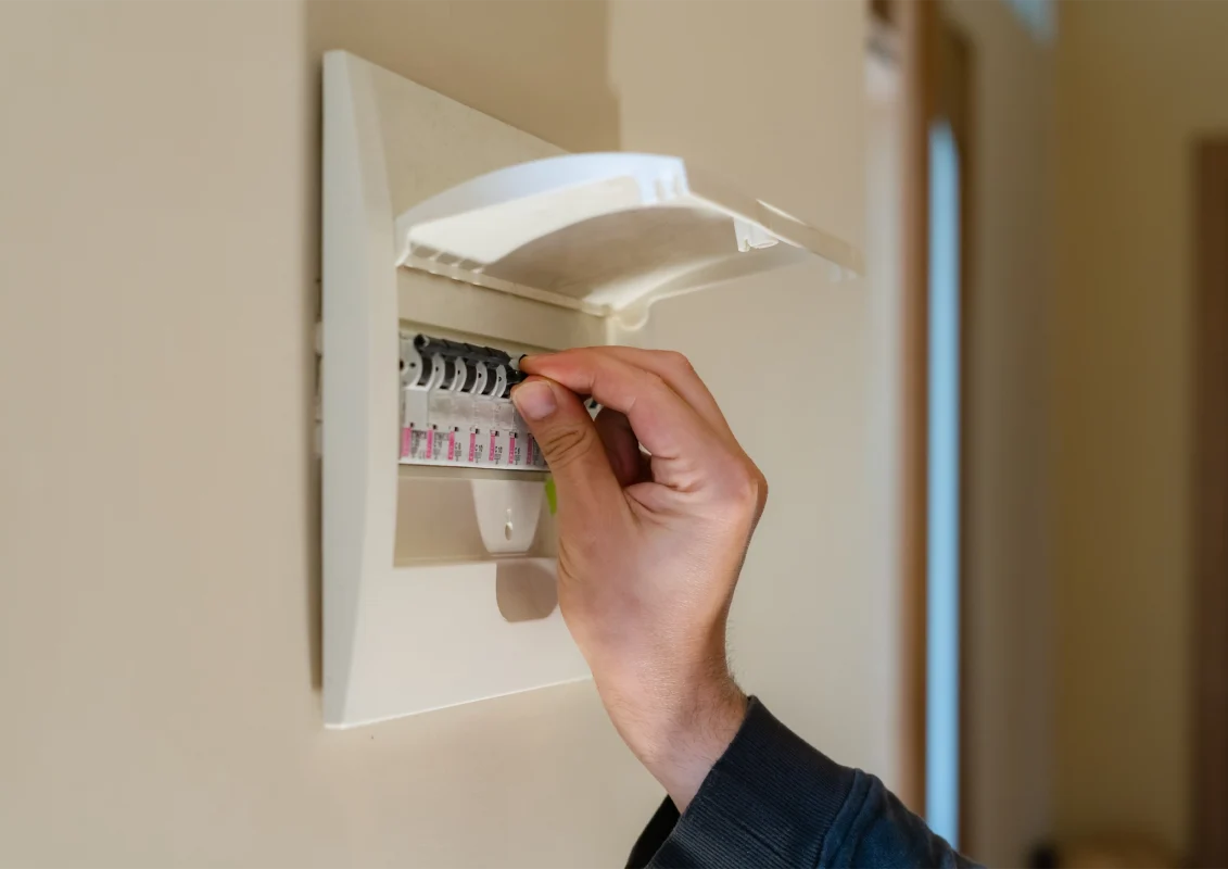 Disjoncteur qui saute tout le temps 3 causes et solutions (2026)