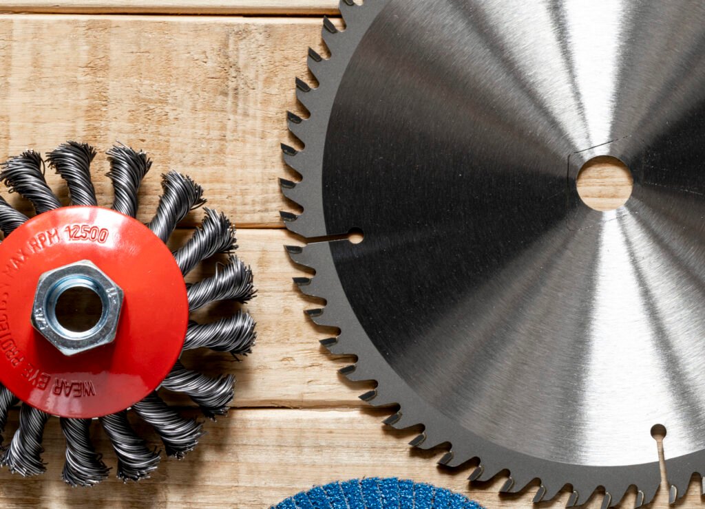 Scie circulaire vs scie sauteuse : quelle machine pour quels travaux ?