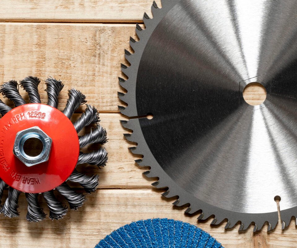 Scie circulaire vs scie sauteuse : quelle machine pour quels travaux ?
