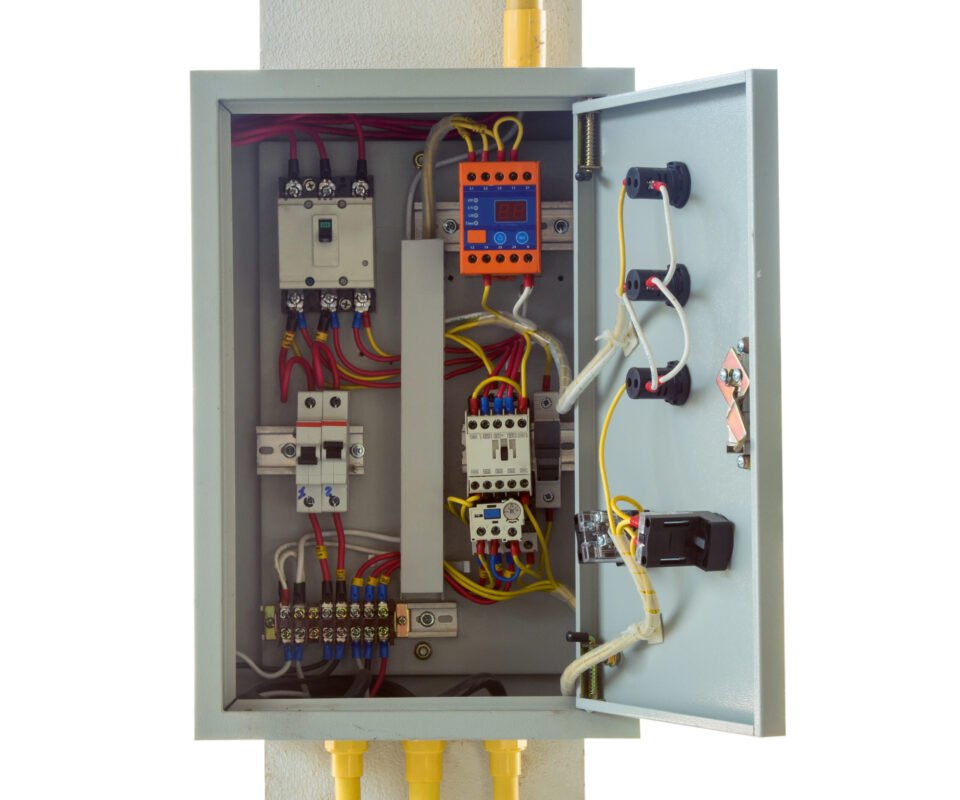 Coffret électrique en saillie ou en encastré : lequel choisir pour votre maison ?