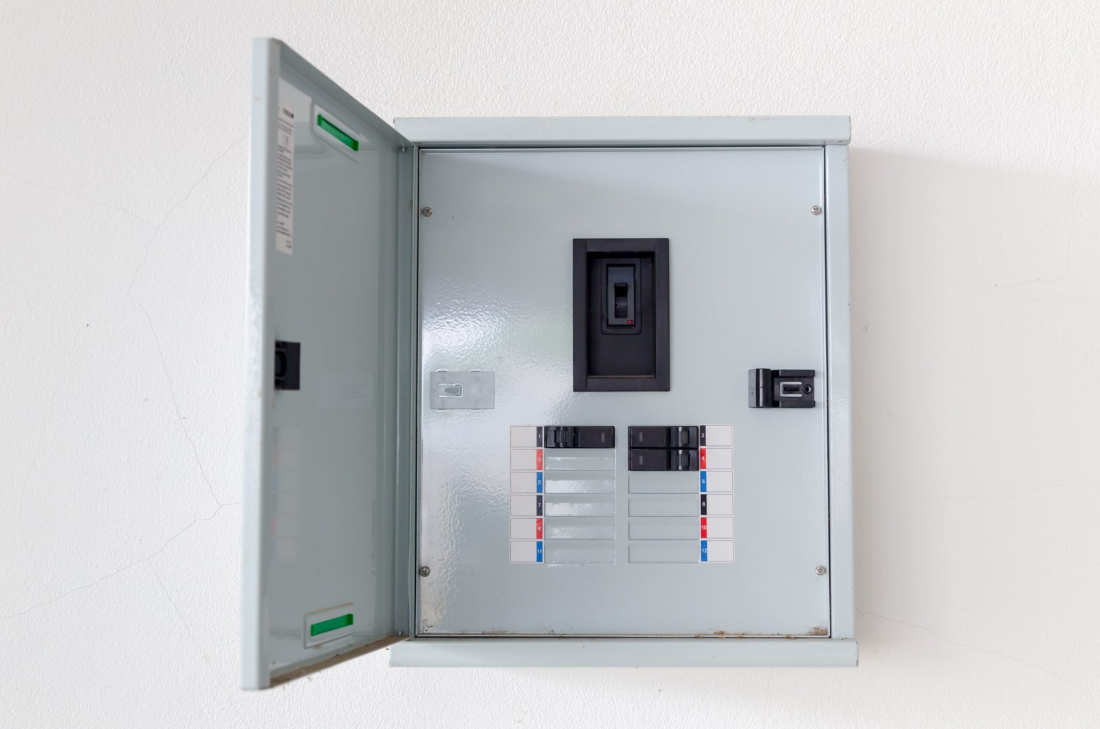 Coffret électrique en saillie ou en encastré : lequel choisir pour votre maison ?