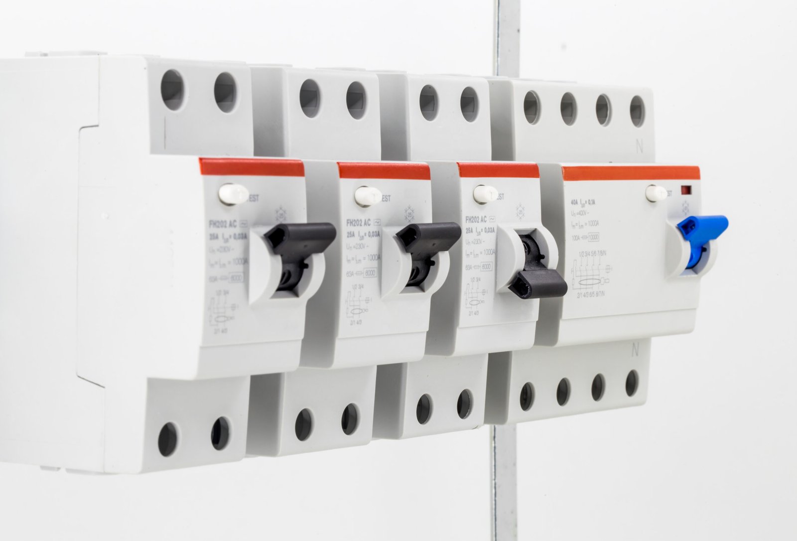 Interrupteur sectionneur : guide complet pour installation et choix 2 Interrupteur sectionneur : rôle, types et installation dans un tableau électrique