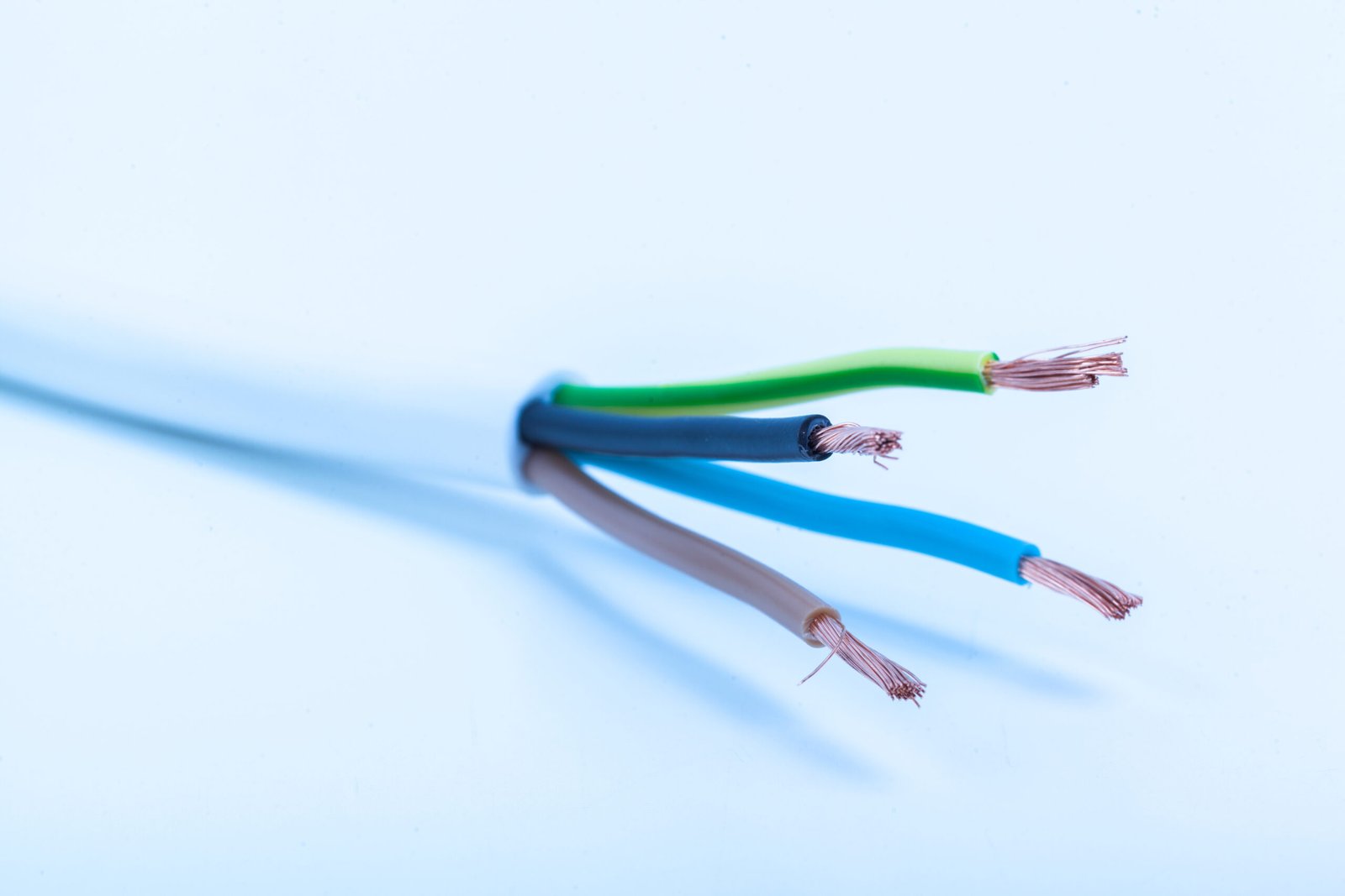 Câble rigide vs câble souple : différences, usages et normes à connaître