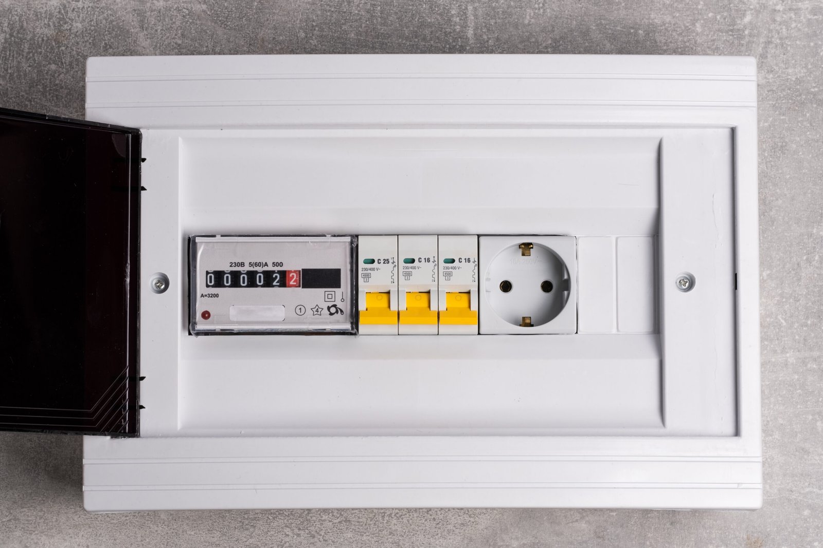 Coffret électrique en saillie ou en encastré : lequel choisir pour votre maison ?
