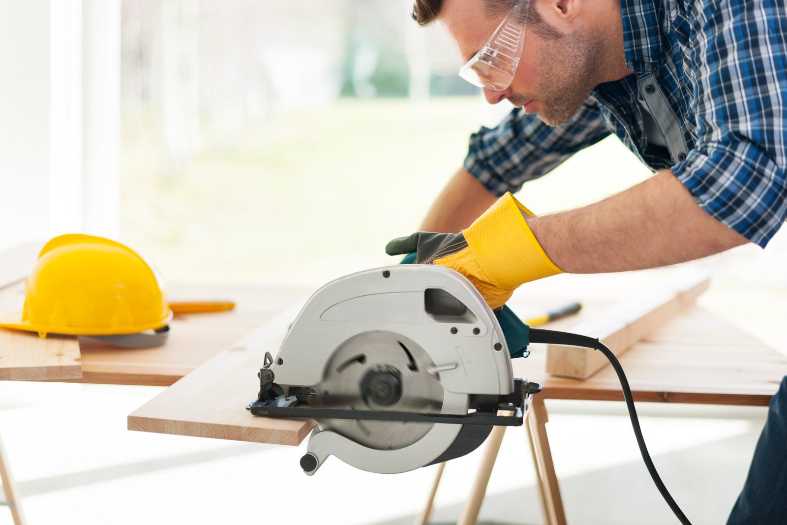 Scie circulaire vs scie sauteuse : quelle machine pour quels travaux ?