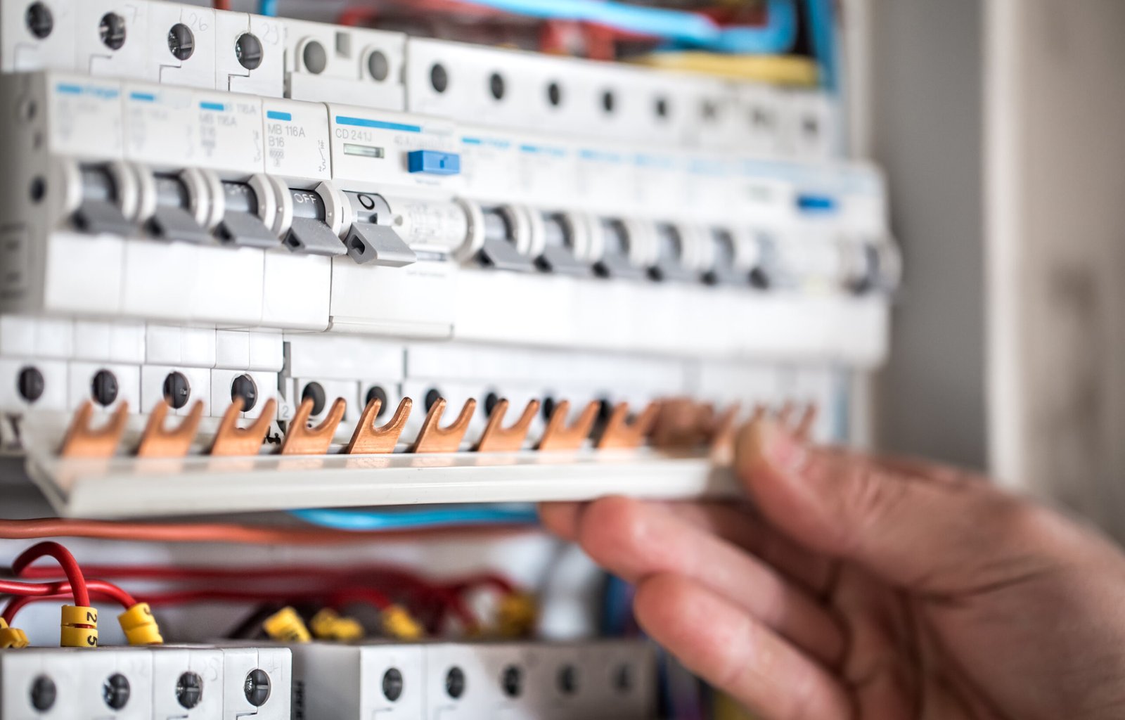 Interrupteur sectionneur : guide complet pour installation et choix 4 Interrupteur sectionneur : rôle, types et installation dans un tableau électrique