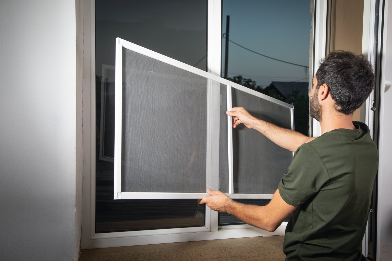 Moustiquaire enroulable sur mesure : guide d'achat et pose sans percer