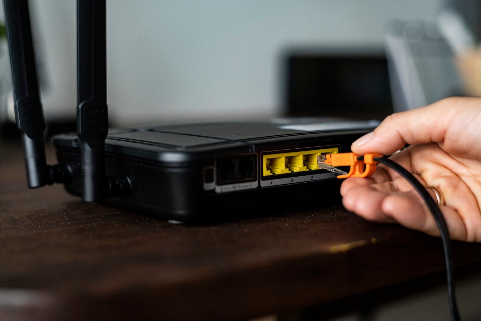 Switch réseau pour maison connectée : pourquoi et comment câbler en ethernet ?