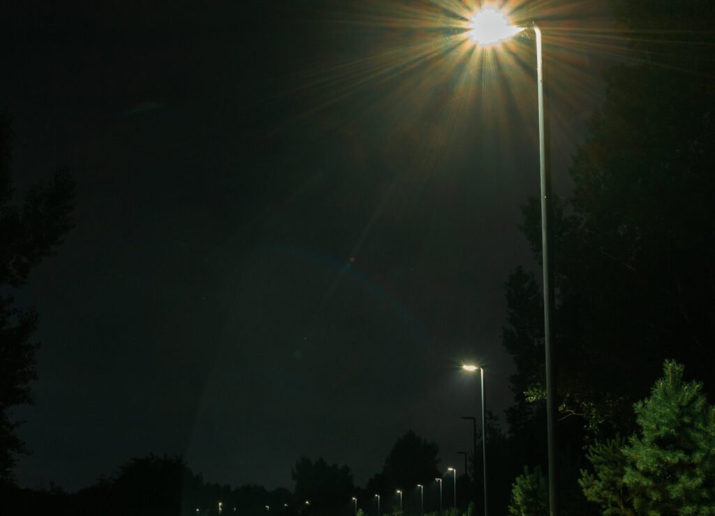 Éclairage solaire extérieur : projecteurs et lampadaires pour jardin et parking
