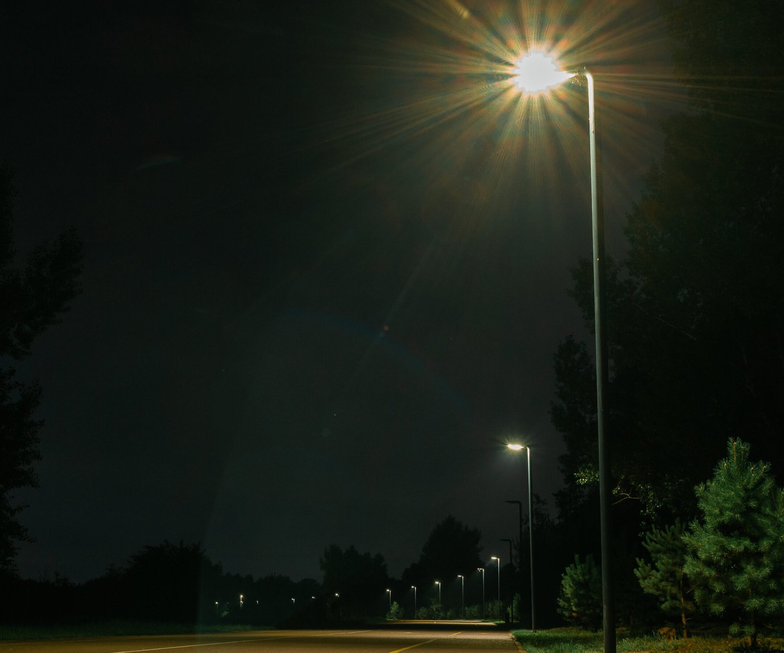 Éclairage solaire extérieur : projecteurs et lampadaires pour jardin et parking
