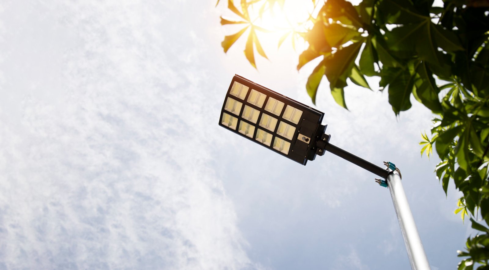 Éclairage solaire extérieur : projecteurs et lampadaires pour jardin et parking