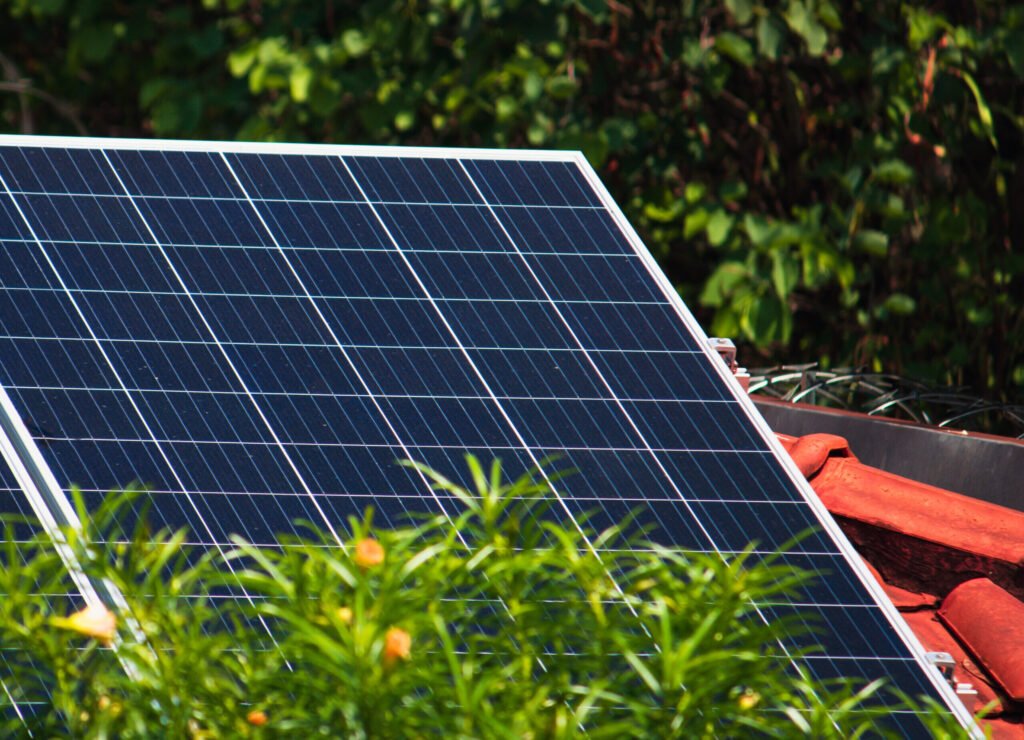 Kit solaire hybride : la solution complète pour votre autonomie énergétique au Maroc