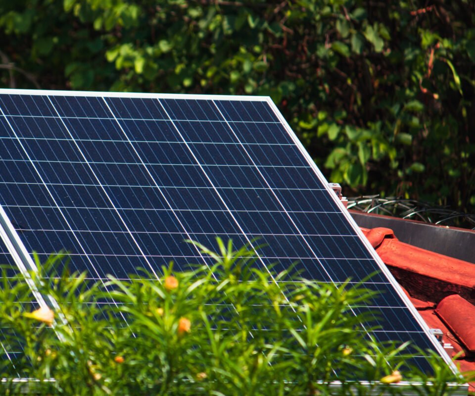 Kit solaire hybride : la solution complète pour votre autonomie énergétique au Maroc
