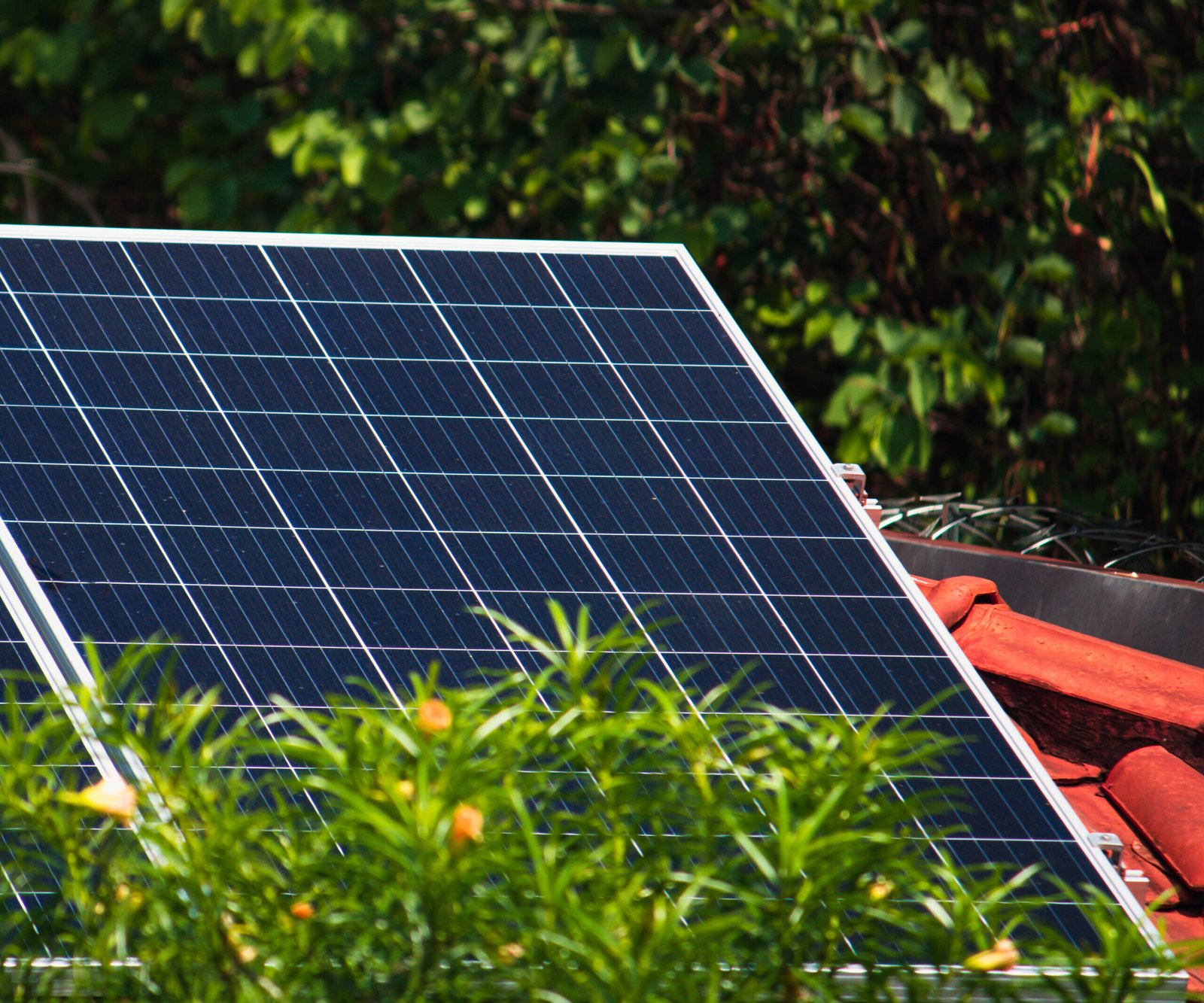 Kit solaire hybride : la solution complète pour votre autonomie énergétique au Maroc