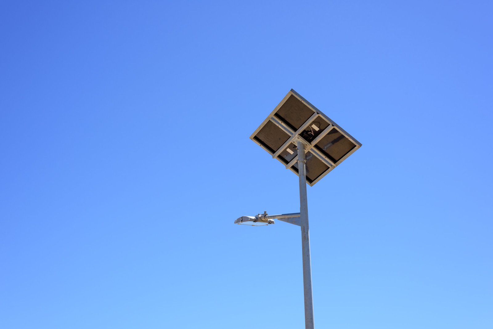 Éclairage solaire extérieur : projecteurs et lampadaires pour jardin et parking