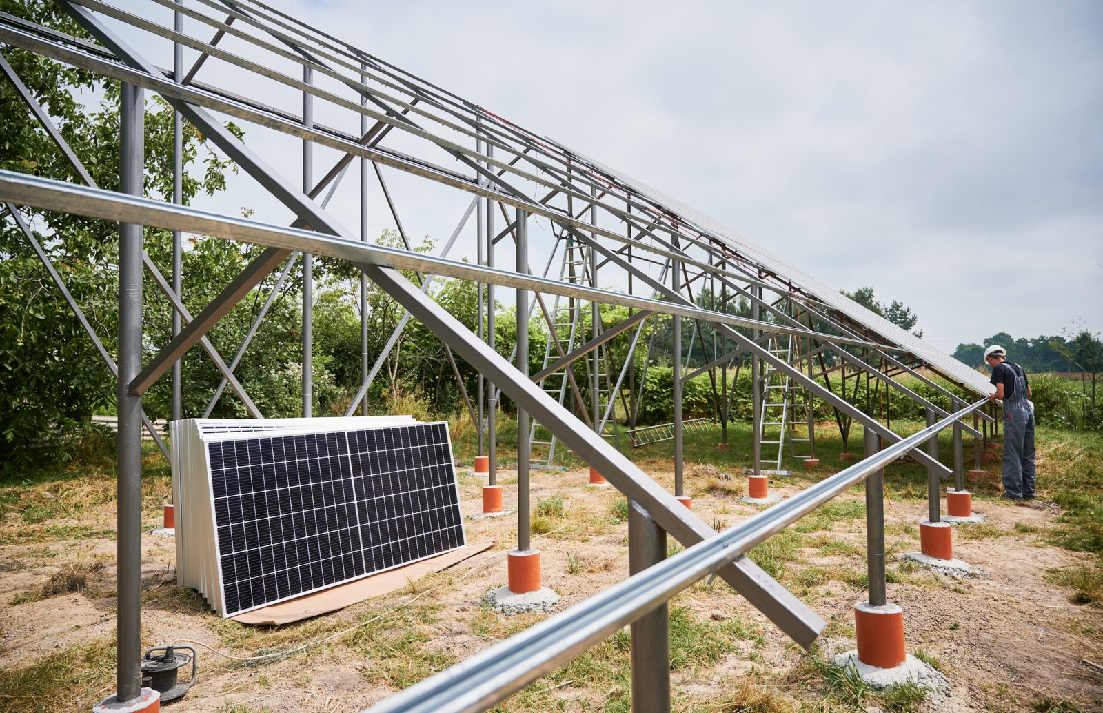 Supports et structures de fixation panneau solaire : toiture plate vs inclinée